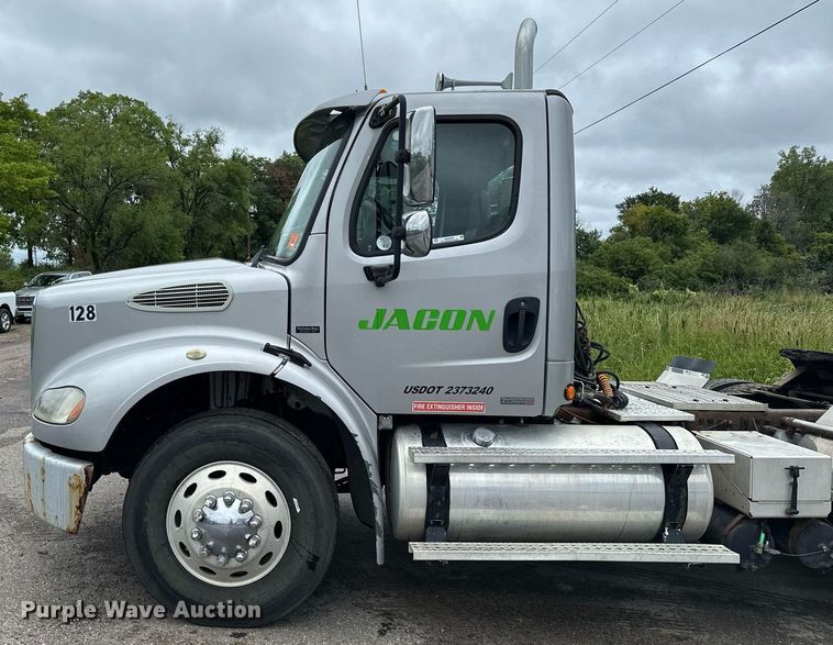 image for item MQ9345 2006 Freightliner Business Class M2 112  semi truck