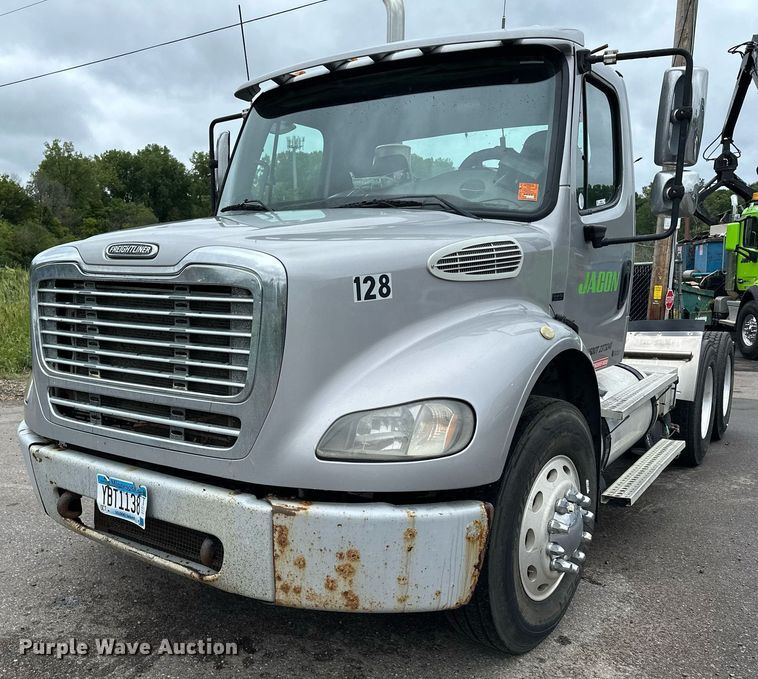 image for item MQ9345 2006 Freightliner Business Class M2 112  semi truck