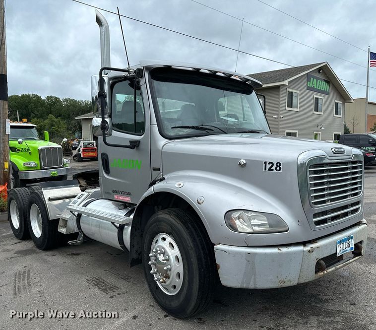 image for item MQ9345 2006 Freightliner Business Class M2 112  semi truck