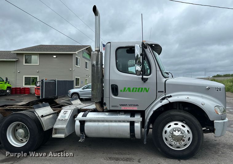 image for item MQ9345 2006 Freightliner Business Class M2 112  semi truck