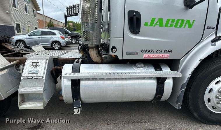 image for item MQ9345 2006 Freightliner Business Class M2 112  semi truck