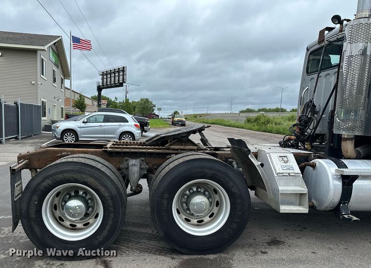 image for item MQ9345 2006 Freightliner Business Class M2 112  semi truck