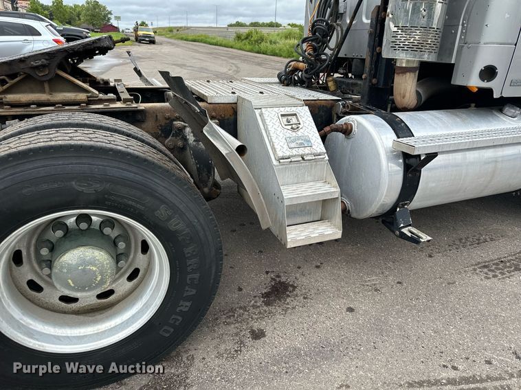 image for item MQ9345 2006 Freightliner Business Class M2 112  semi truck