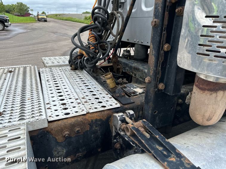 image for item MQ9345 2006 Freightliner Business Class M2 112  semi truck