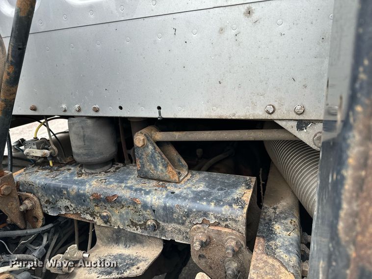 image for item MQ9345 2006 Freightliner Business Class M2 112  semi truck