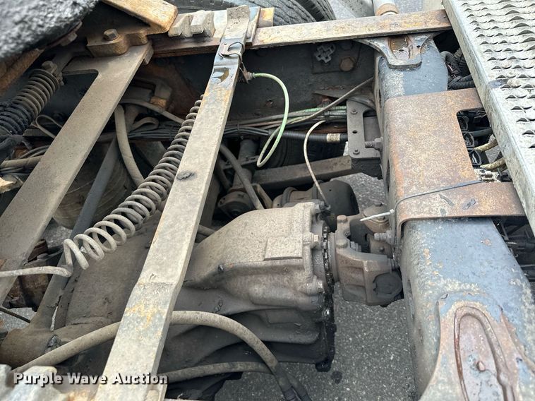 image for item MQ9345 2006 Freightliner Business Class M2 112  semi truck