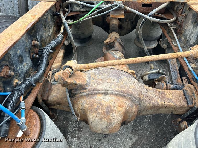 image for item MQ9345 2006 Freightliner Business Class M2 112  semi truck