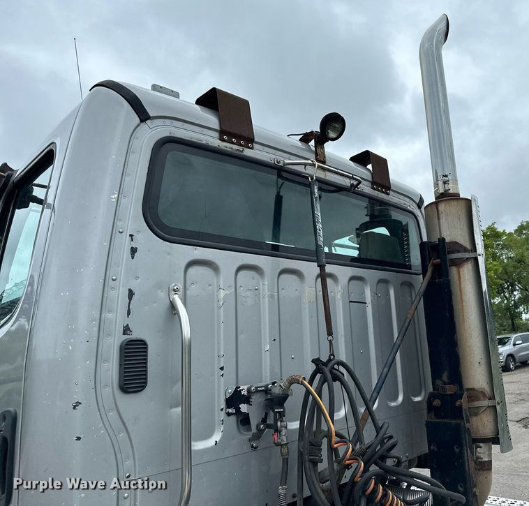 image for item MQ9345 2006 Freightliner Business Class M2 112  semi truck