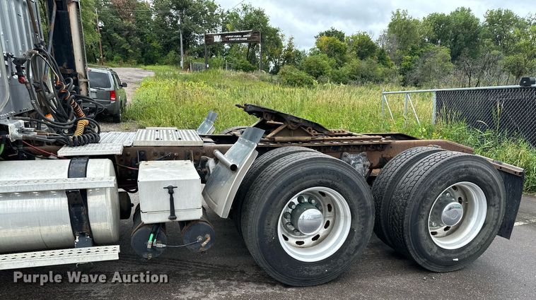 image for item MQ9345 2006 Freightliner Business Class M2 112  semi truck