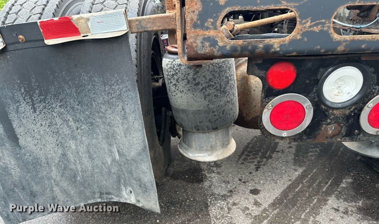 image for item MQ9345 2006 Freightliner Business Class M2 112  semi truck