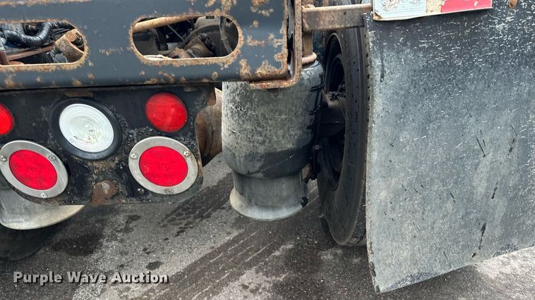 image for item MQ9345 2006 Freightliner Business Class M2 112  semi truck