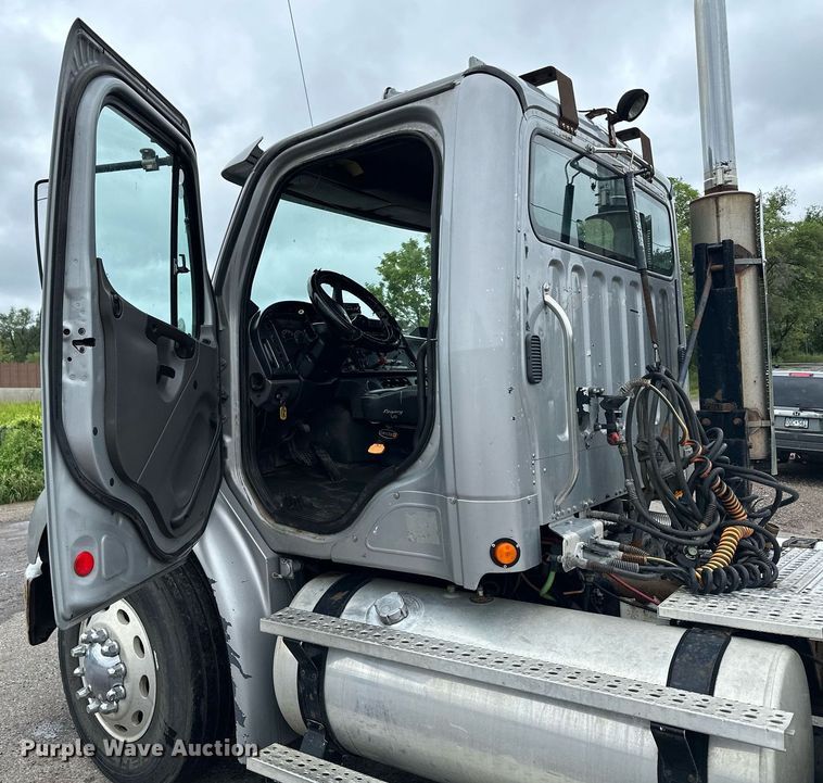 image for item MQ9345 2006 Freightliner Business Class M2 112  semi truck