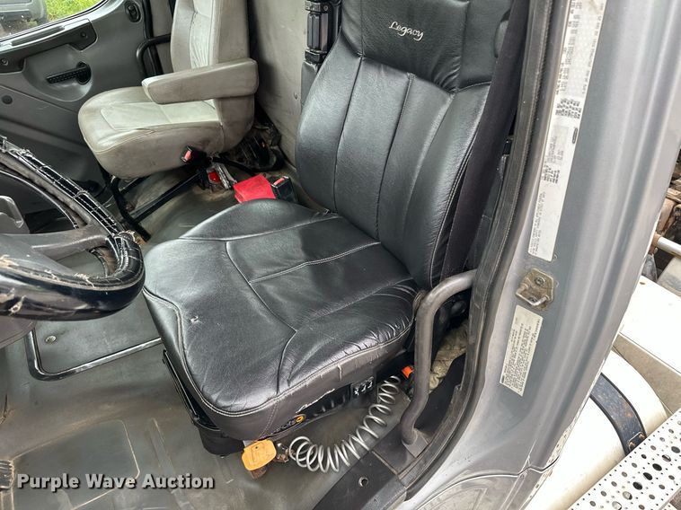 image for item MQ9345 2006 Freightliner Business Class M2 112  semi truck