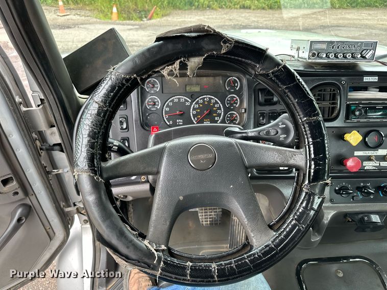 image for item MQ9345 2006 Freightliner Business Class M2 112  semi truck