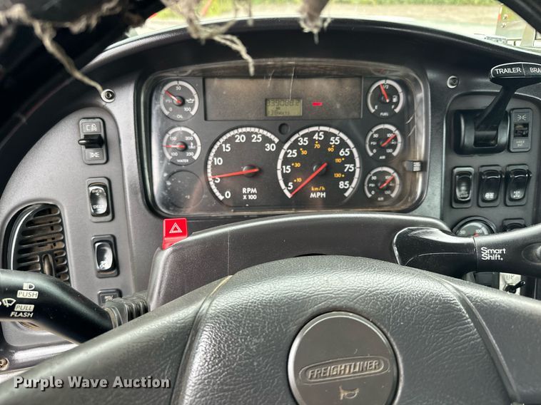 image for item MQ9345 2006 Freightliner Business Class M2 112  semi truck