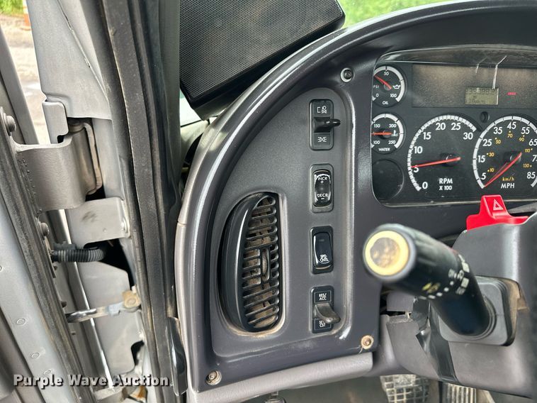 image for item MQ9345 2006 Freightliner Business Class M2 112  semi truck