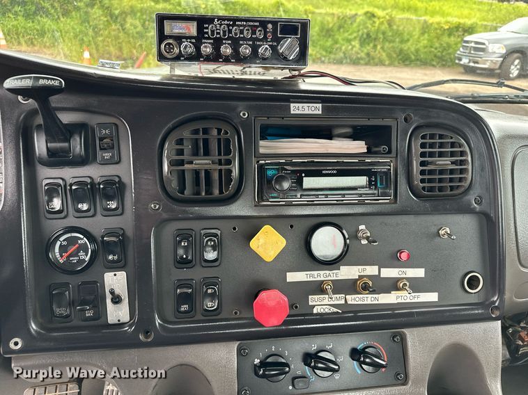 image for item MQ9345 2006 Freightliner Business Class M2 112  semi truck