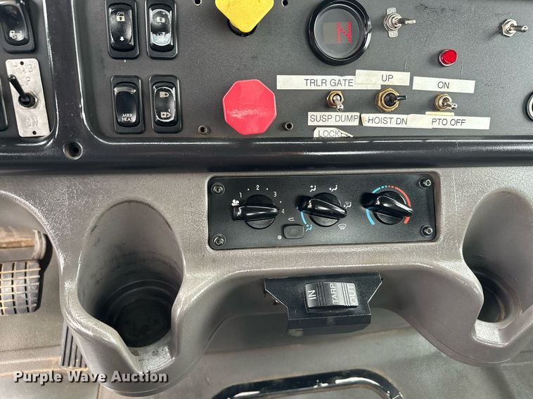 image for item MQ9345 2006 Freightliner Business Class M2 112  semi truck