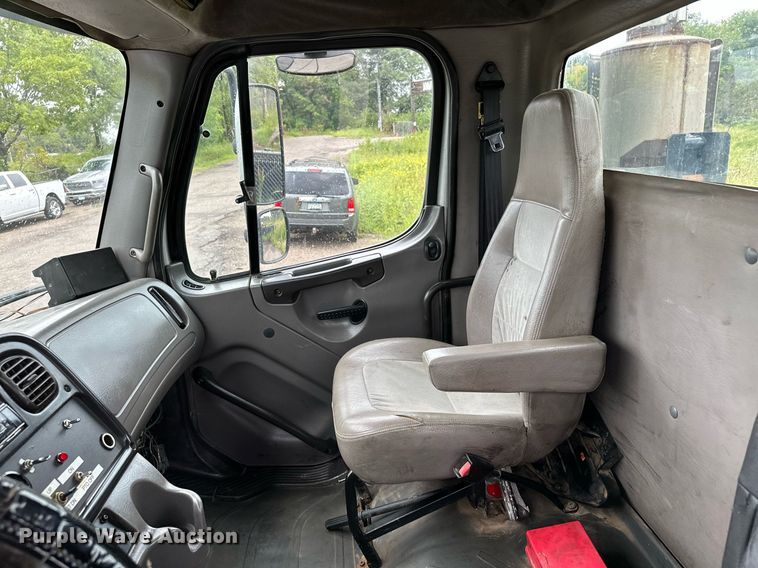 image for item MQ9345 2006 Freightliner Business Class M2 112  semi truck