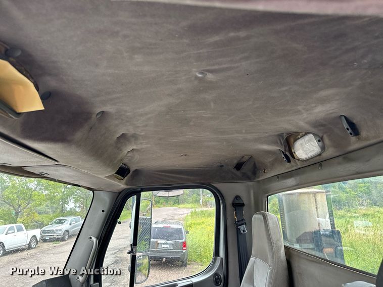 image for item MQ9345 2006 Freightliner Business Class M2 112  semi truck