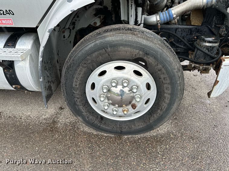 image for item MQ9345 2006 Freightliner Business Class M2 112  semi truck