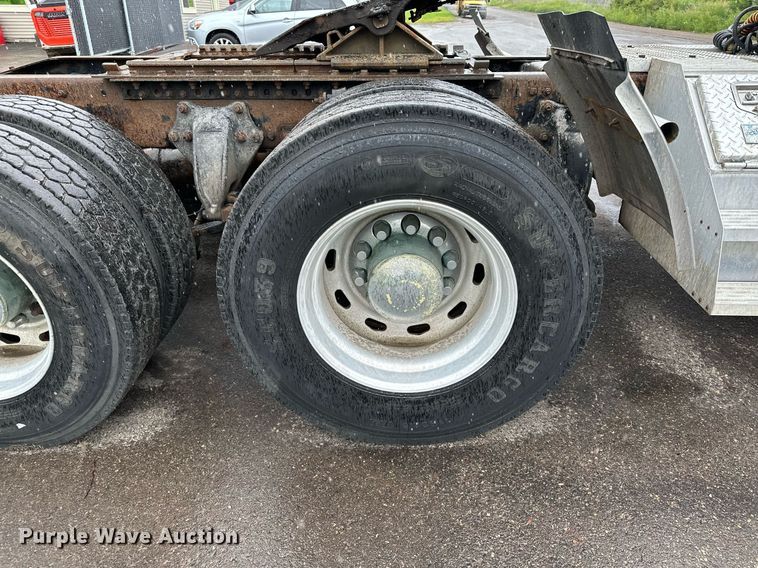 image for item MQ9345 2006 Freightliner Business Class M2 112  semi truck