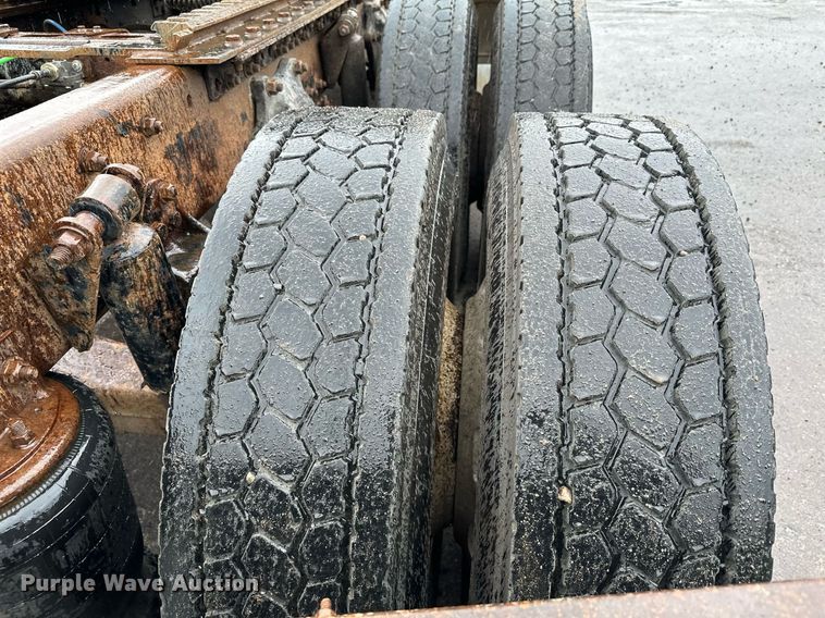 image for item MQ9345 2006 Freightliner Business Class M2 112  semi truck