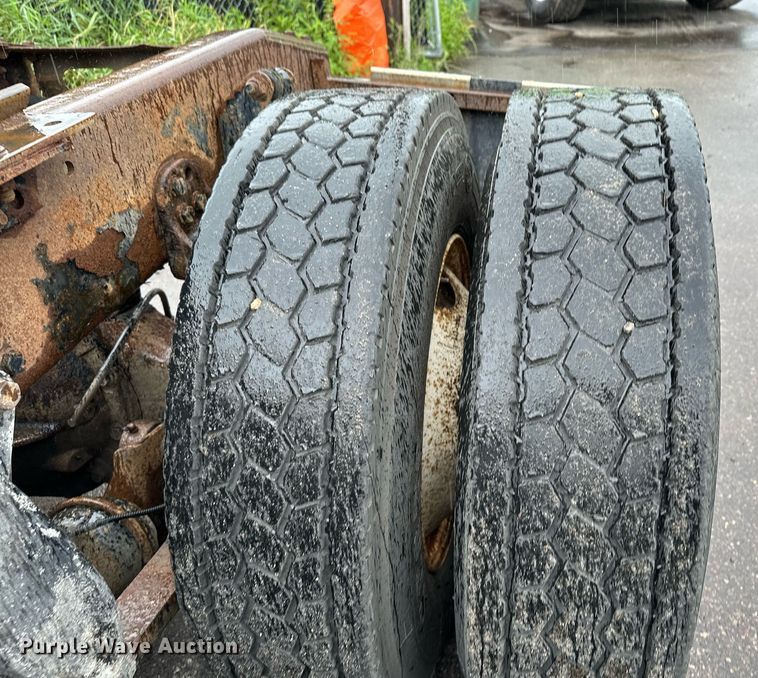 image for item MQ9345 2006 Freightliner Business Class M2 112  semi truck