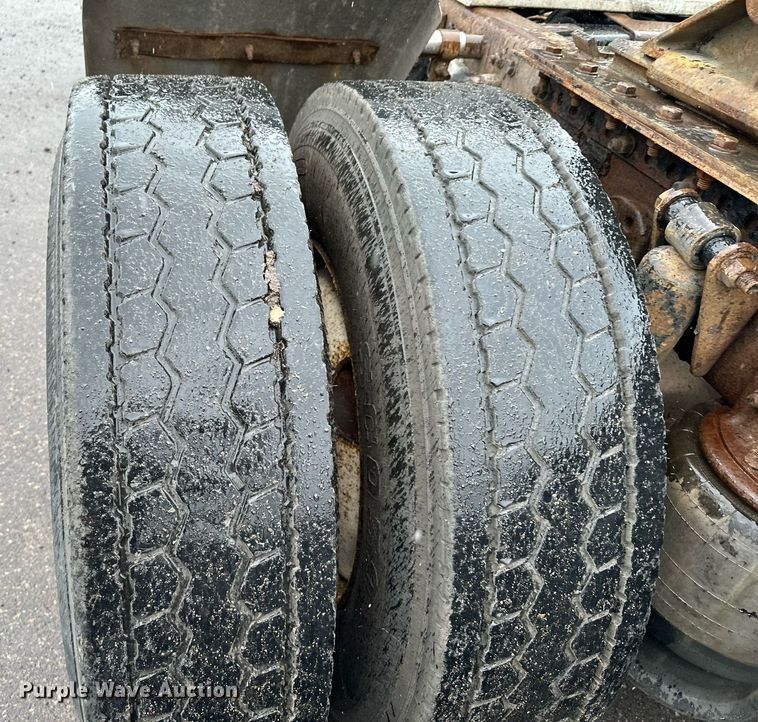 image for item MQ9345 2006 Freightliner Business Class M2 112  semi truck