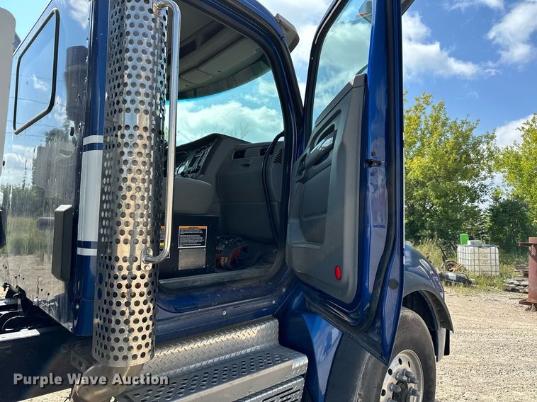 image for item MQ9351 2018 Kenworth T880  concrete pump truck