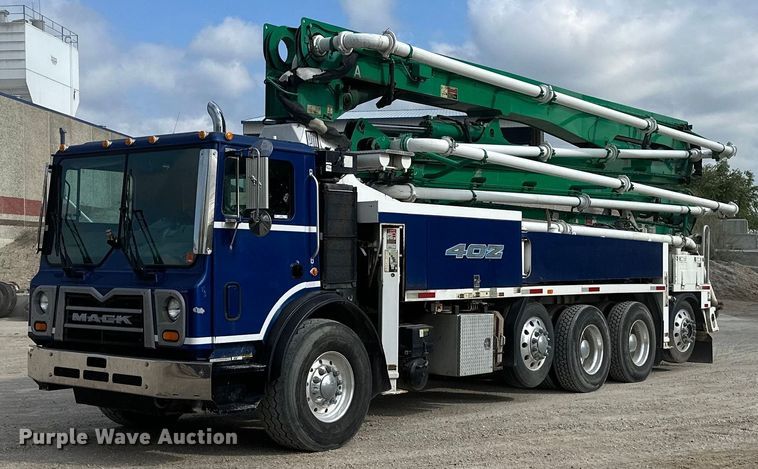 image for item MQ9352 2013 Mack MRU613  concrete pump truck