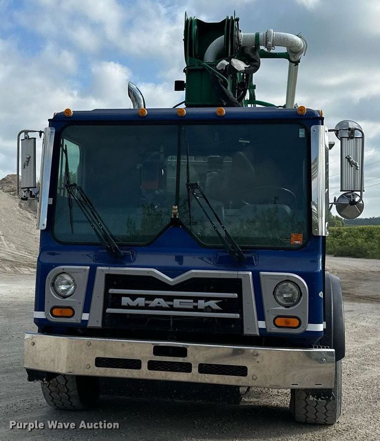 image for item MQ9352 2013 Mack MRU613  concrete pump truck