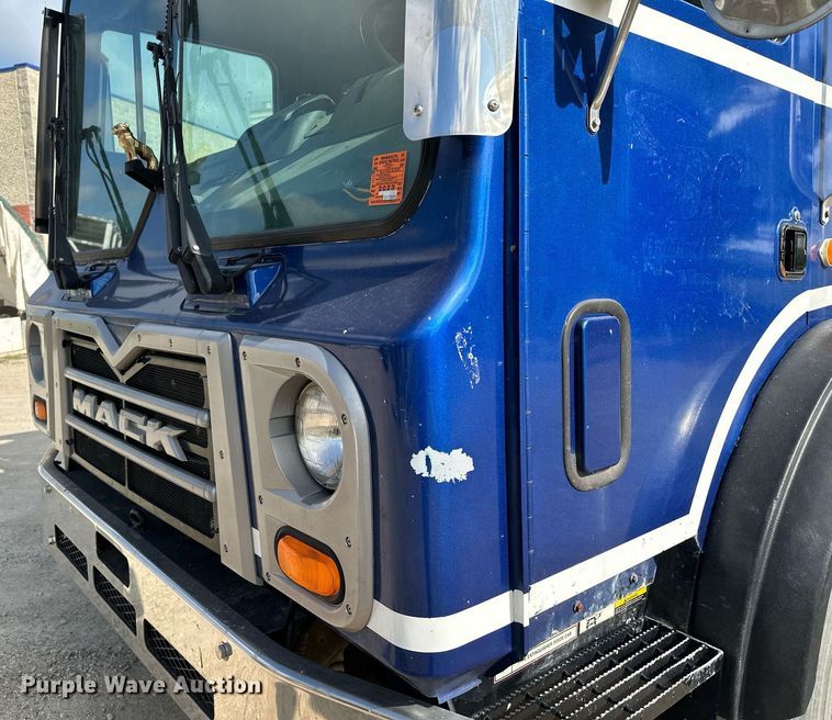 image for item MQ9352 2013 Mack MRU613  concrete pump truck