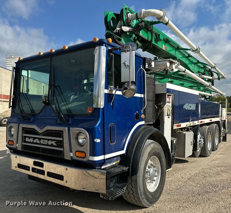 image for item MQ9352 2013 Mack MRU613  concrete pump truck