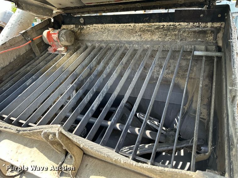 image for item MQ9352 2013 Mack MRU613  concrete pump truck