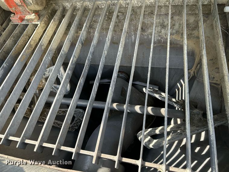 image for item MQ9352 2013 Mack MRU613  concrete pump truck