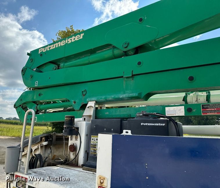 image for item MQ9352 2013 Mack MRU613  concrete pump truck