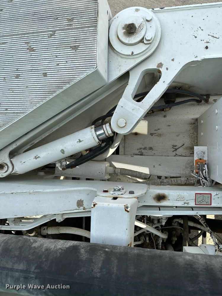 image for item MQ9352 2013 Mack MRU613  concrete pump truck