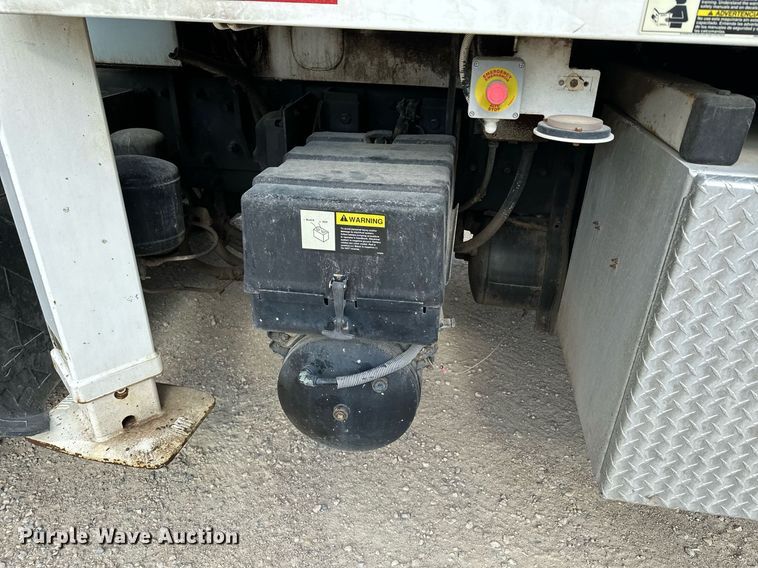 image for item MQ9352 2013 Mack MRU613  concrete pump truck