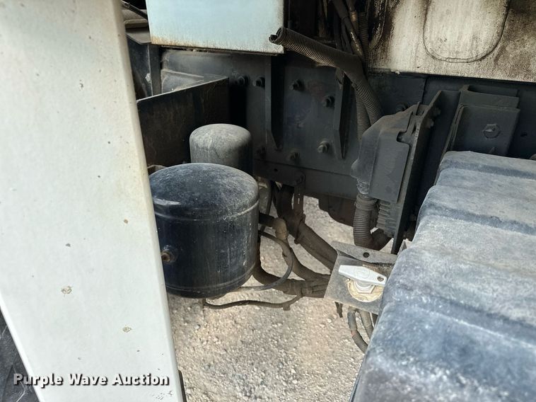 image for item MQ9352 2013 Mack MRU613  concrete pump truck