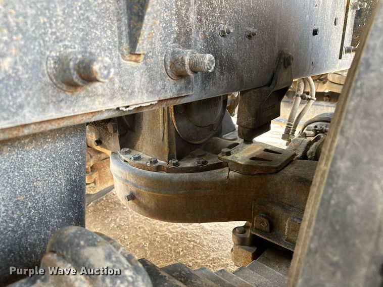 image for item MQ9352 2013 Mack MRU613  concrete pump truck