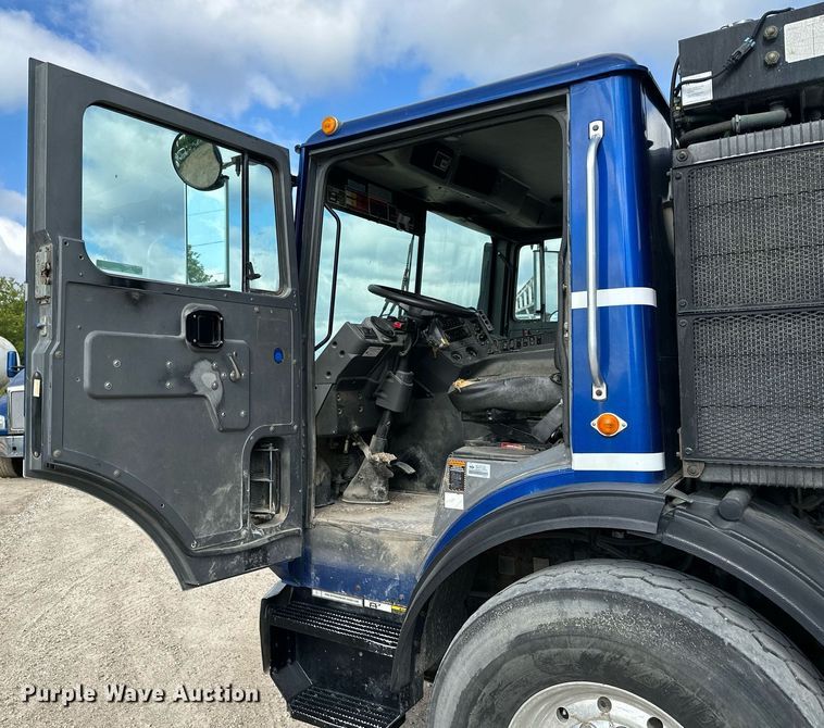 image for item MQ9352 2013 Mack MRU613  concrete pump truck