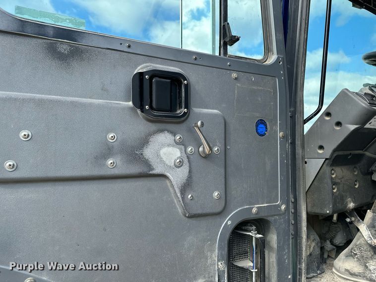 image for item MQ9352 2013 Mack MRU613  concrete pump truck