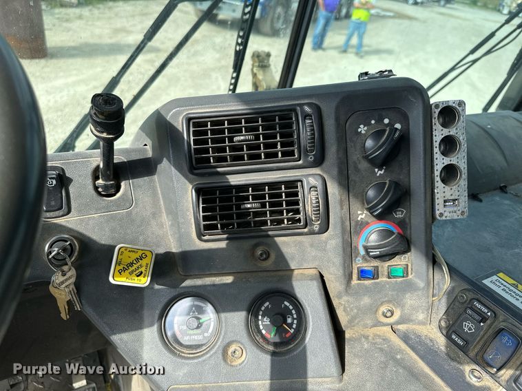 image for item MQ9352 2013 Mack MRU613  concrete pump truck