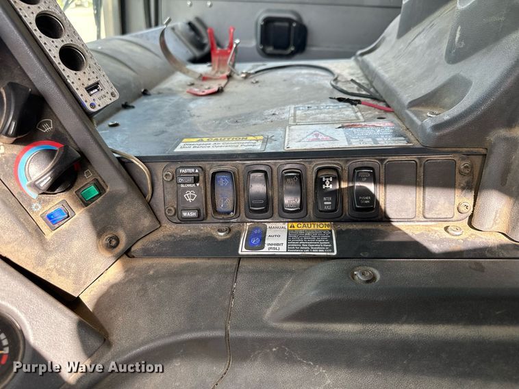 image for item MQ9352 2013 Mack MRU613  concrete pump truck