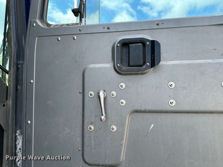 image for item MQ9352 2013 Mack MRU613  concrete pump truck