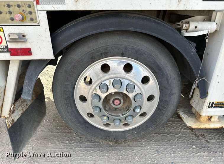 image for item MQ9352 2013 Mack MRU613  concrete pump truck