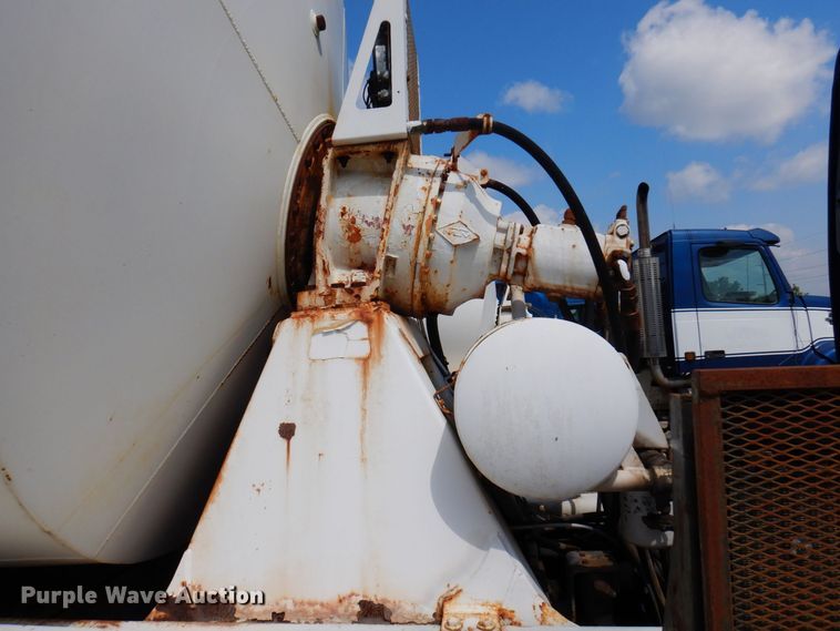 image for item MQ9354 2002 Volvo VHD  ready mix truck