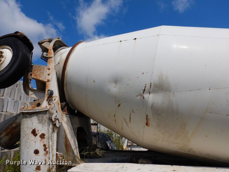 image for item MQ9354 2002 Volvo VHD  ready mix truck