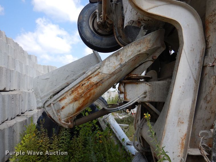 image for item MQ9354 2002 Volvo VHD  ready mix truck